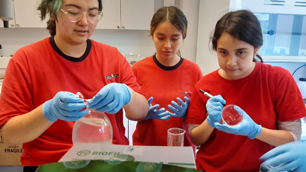 EQUIPO DE INVESTIGACIÓN VISITA FACULTAD DE QUÍMICA Y FARMACIA- UC